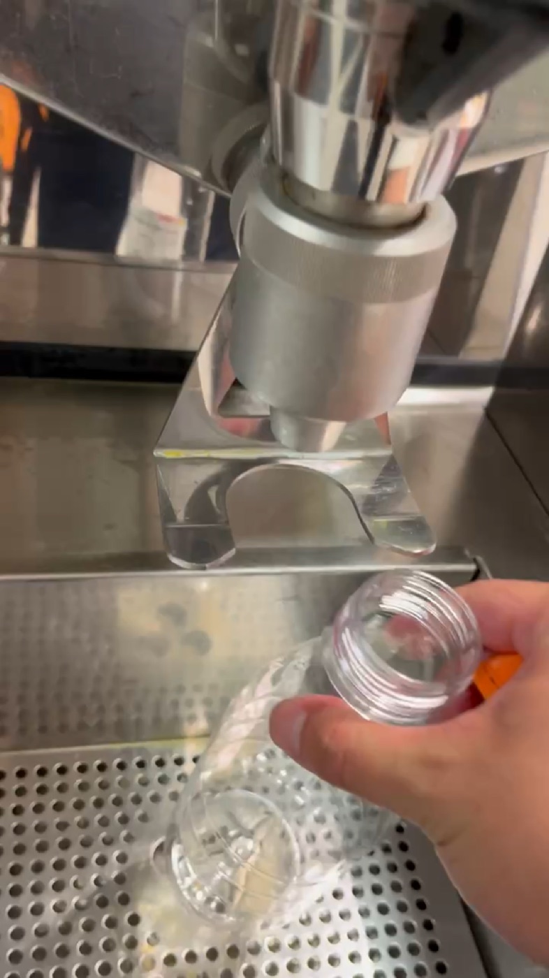 オレンジの生搾りジュース機