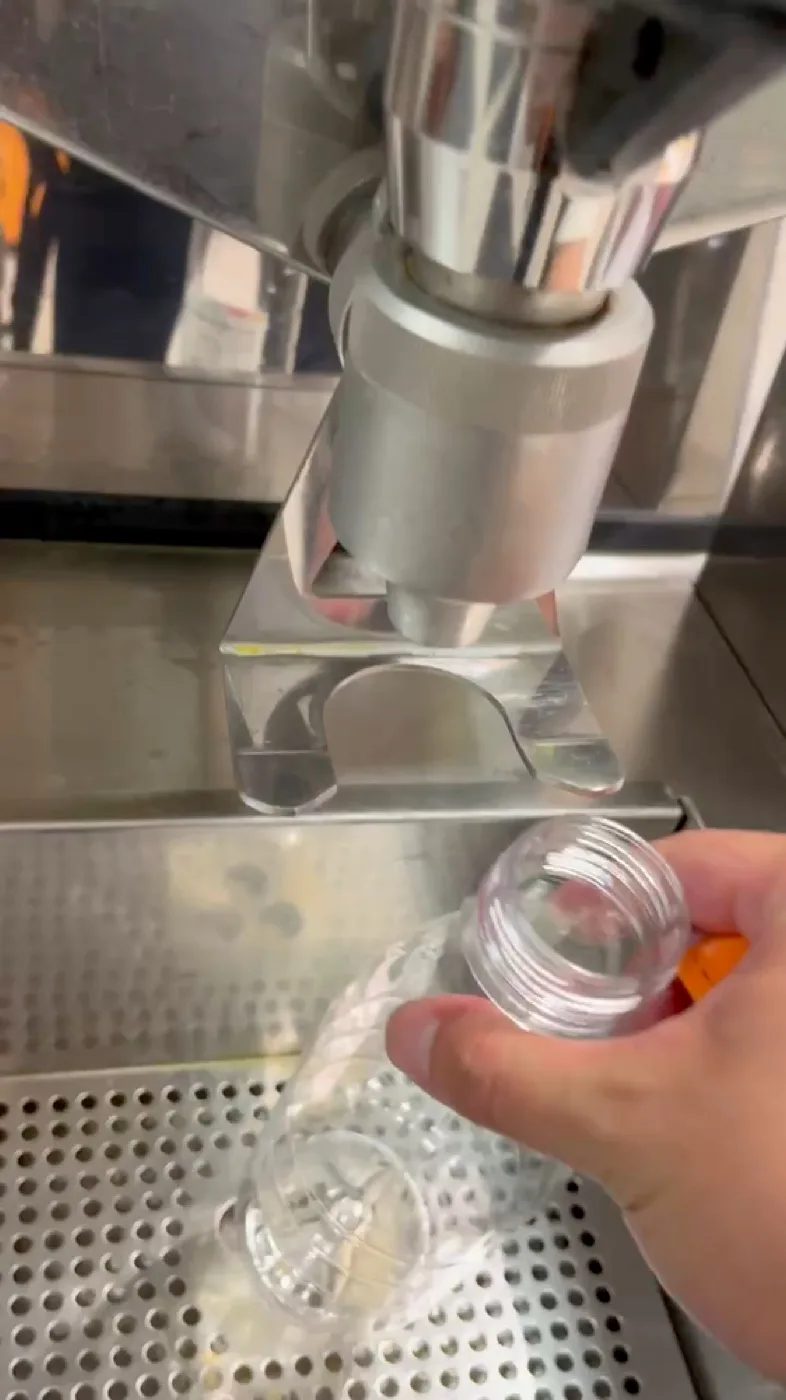 オレンジの生搾りジュース機