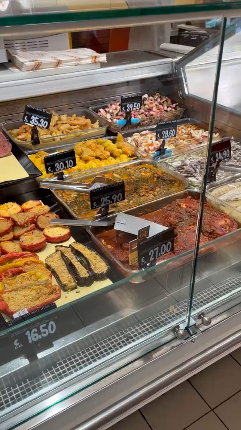 イタリアのスーパーの惣菜コーナー