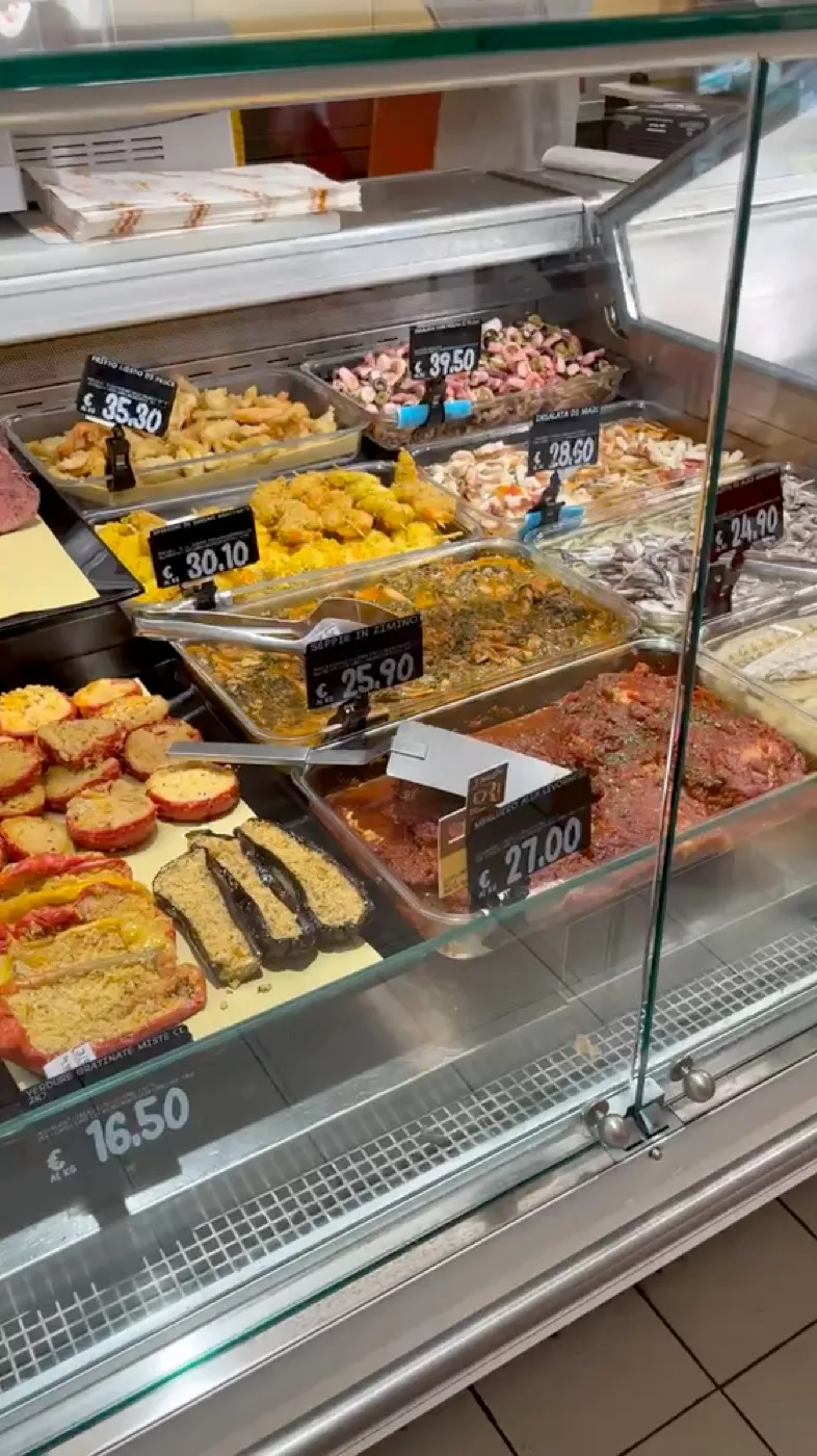 イタリアのスーパーの惣菜コーナー