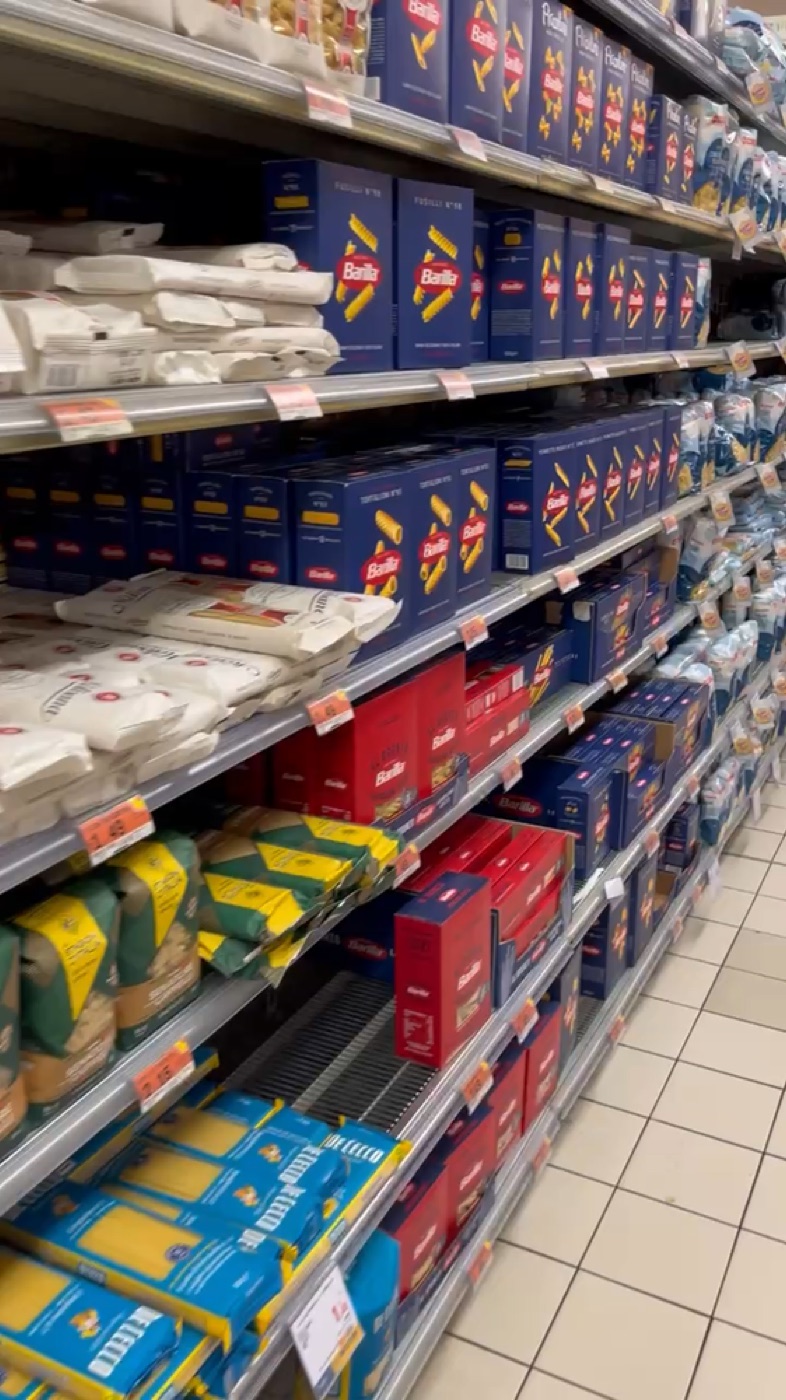 イタリアのスーパーのパスタ売り場