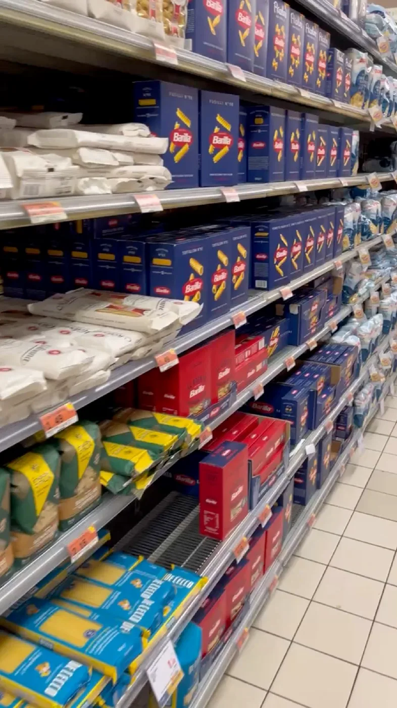 イタリアのスーパーのパスタ売り場