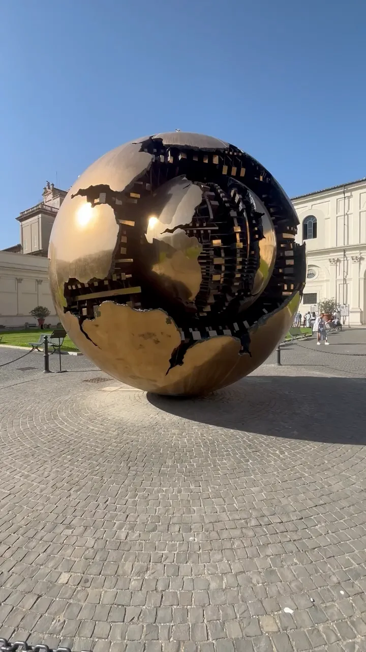 バチカン美術館の金色の球体のオブジェ