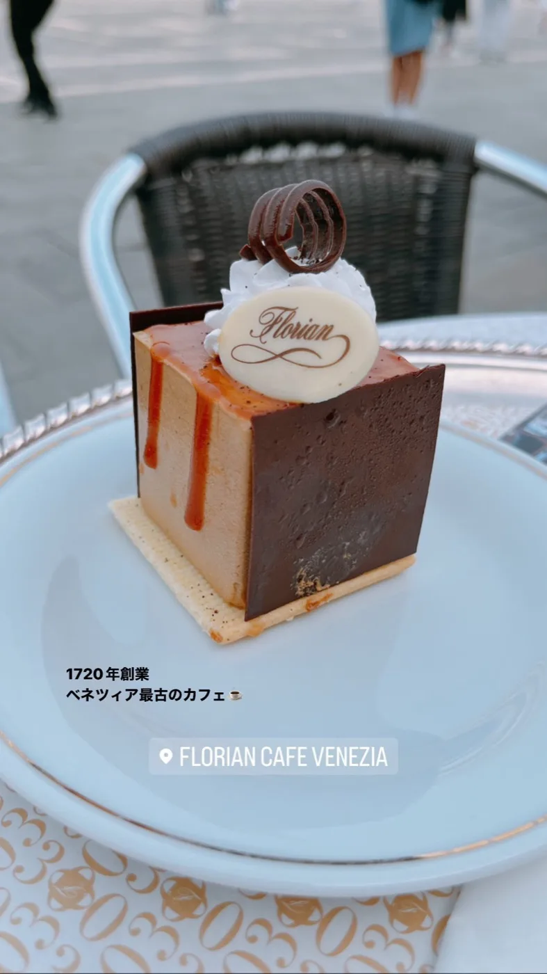 カフェ・フローリアンの四角いチョコレートケーキ